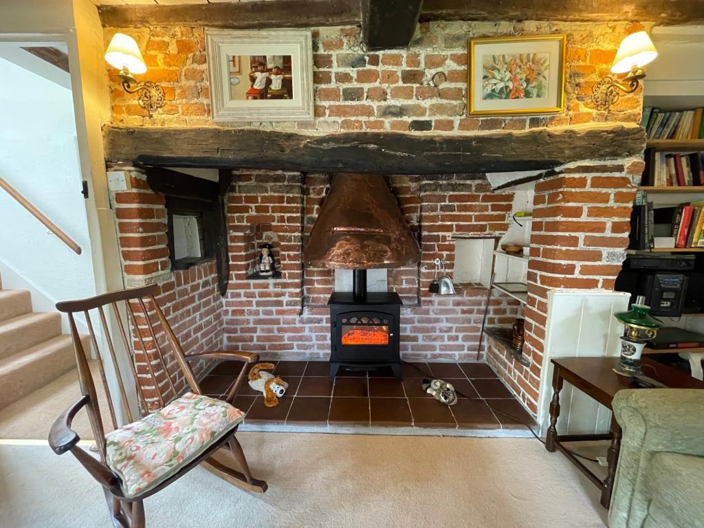 Lot: 145 - DETACHED COTTAGE IN HERTFORDSHIRE VILLAGE LOCATION - Inglenook fireplace in the living room